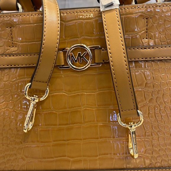 MICHAEL KORS
Reed Lg Leather Belted Satchel Crossbody Handbag CZ
Deer Crocodile - Picture 9 of 16